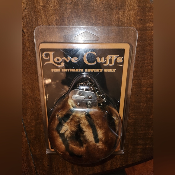 Fuzzy love cuffs - Picture 3 of 3